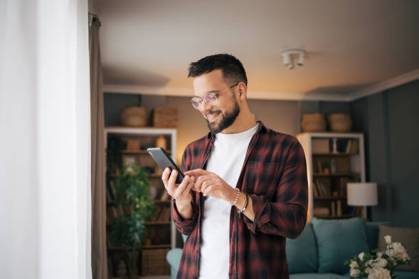Chaque plateforme possède ses propres codes. En effet, Instagram privilégie l’image, tandis que LinkedIn valorise l’expertise. Donc,